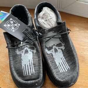 Howitzer Men's 7 Slip-On Shoes Roam Live Free Sneakers Skull Flag Footwear New